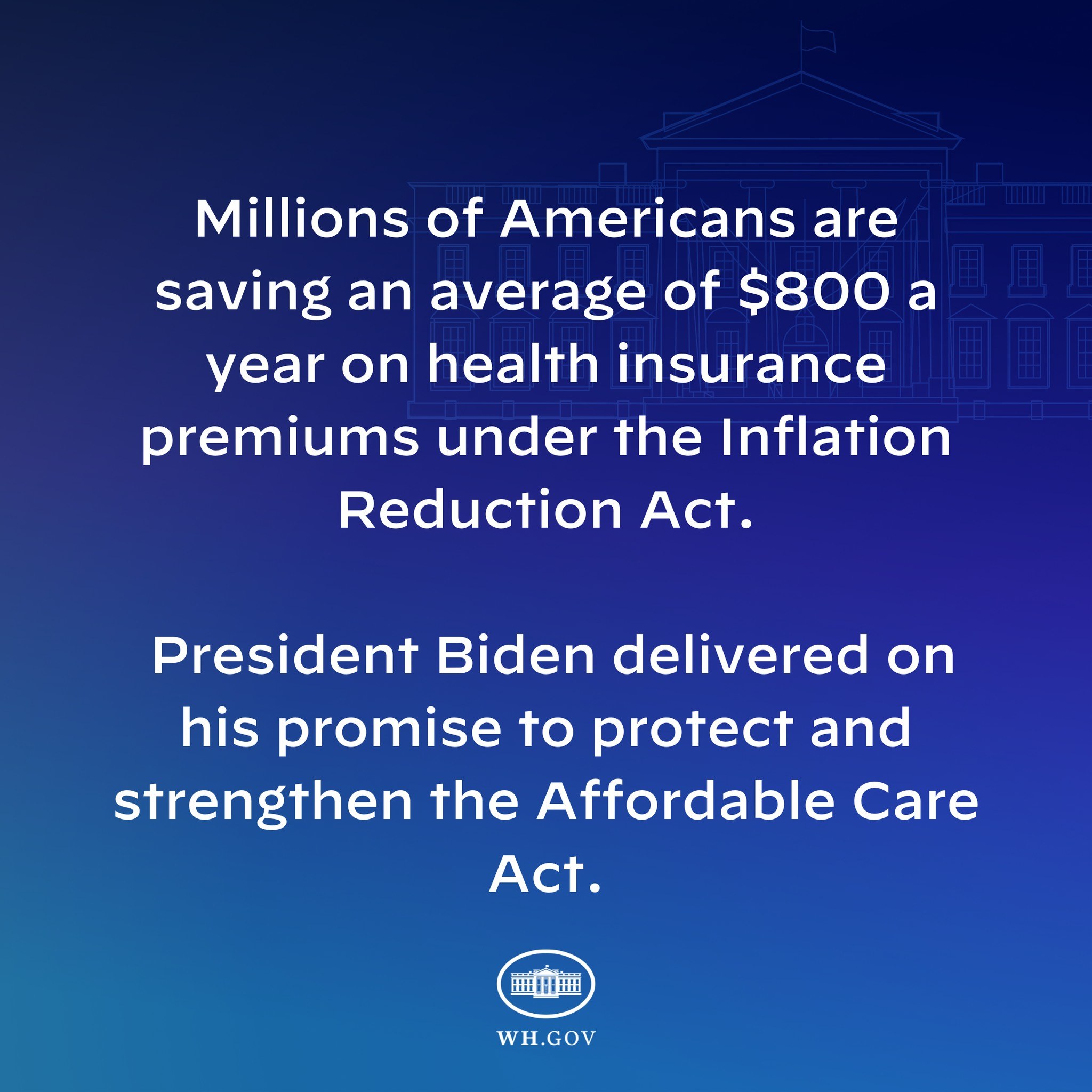 Blauer Hintergrund mit weißer Schrift, die besagt: 'Millionen von Amerikanern sparen durchschnittlich 800 USD im Jahr bei den Gesundheitsversicherungsprämien thanks to the Inflation Reduction Act' in der Mitte, mit einem Logo.