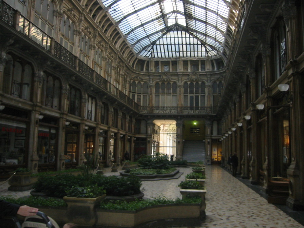 Ein Gebäude mit elektrischem Licht, Masten, Namensschildern und Zimmerpflanzen.