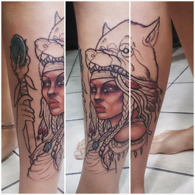 Ein Collage-Bild mit einer Nahaufnahme eines Beins mit einem sichtbaren Tattoo.