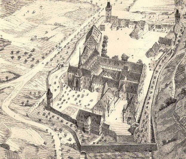 Schwarzer und weißer Luftaufnahme einer Stadt mit einer zentralen Kirche, umgeben von Gebäuden, Bäumen und Straßen, mit Text am unteren Rand.