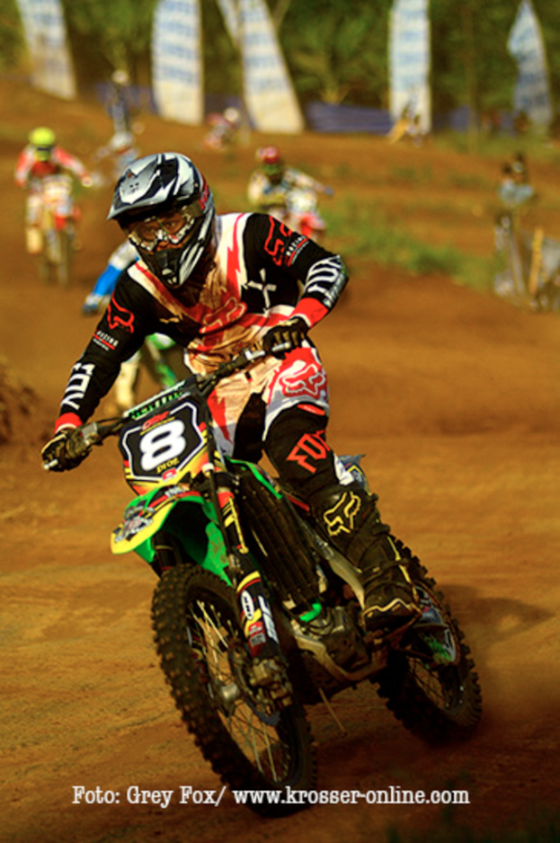 Mehrere Motorradfahrer mit Helmen bei einem Rennen