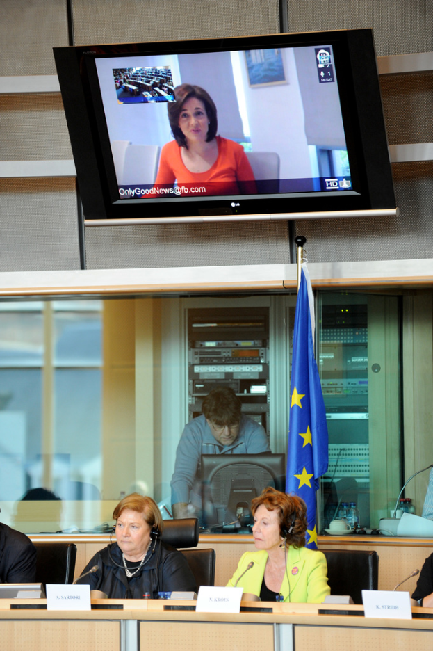 Oberbild: Ein Nachrichtensender mit einem Nachrichtensprecher und einem Laufband. Unterbild: Eine Gruppe von Menschen, die auf Stühlen sitzen, mit einer Person im Hintergrund.