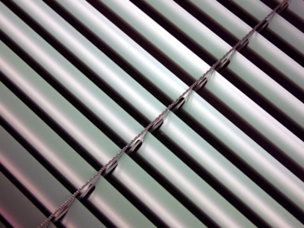 Mehrere klare Fensterscheiben sind ausgestellt, einige gestapelt und andere flach hingelegt.