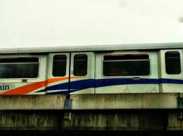 Ein Zug fährt über eine Brücke.