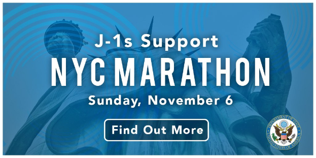 Plakat, das den New York City Marathon am Sonntag, den 6. November, mit dem Text "j-1s unterstützt NYC Marathon" und dem Logo des Ereignisses bewirbt.