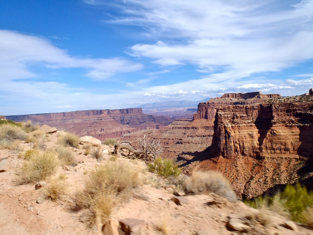 Eine trockene Stra├źche mit H├╝geln im Hintergrund.