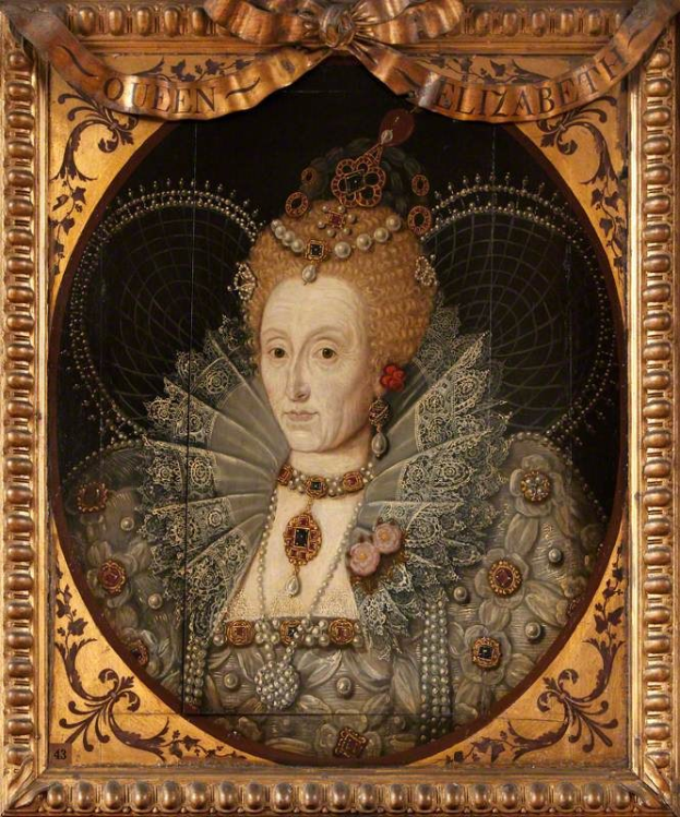 Porträt der Queen Elizabeth I. von England in einem weißen Kleid mit blauer Schärpe, die eine Krone trägt und ihre Hände vor der Brust verschränkt, gemalt im realistischen Stil mit leuchtenden Farben.