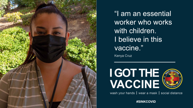 Eine Frau mit einem Mund-Nasen-Schutz mit der Aufschrift "Ich wurde geimpft" steht vor einem Hintergrund aus Pflanzen und Bäumen, mit Text und einem Logo auf der rechten Seite des Bildes.