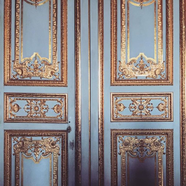 Abstrakte Muster auf einer strukturierten Oberfläche.