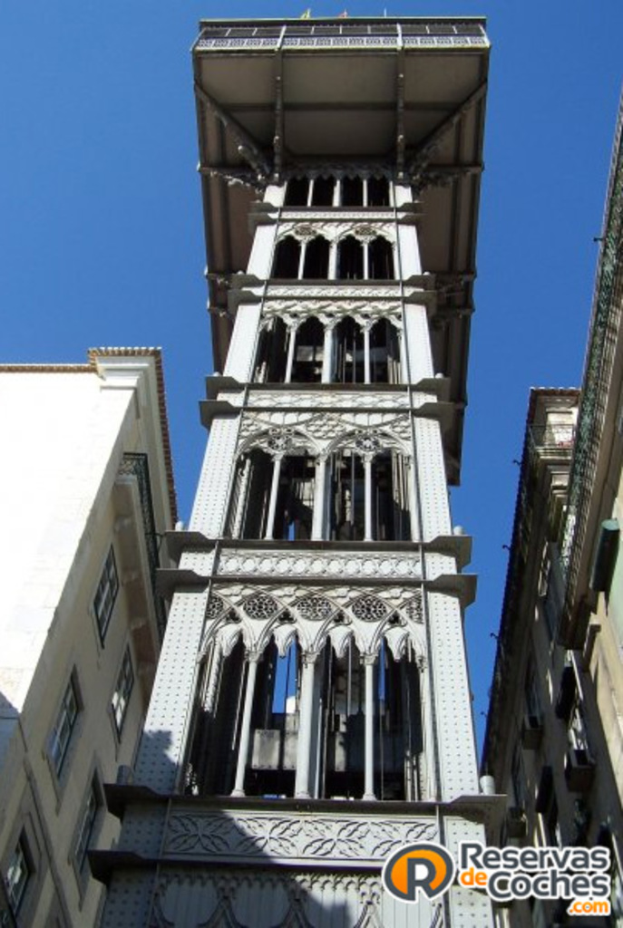 Eine dichte Stadtlandschaft mit zahlreichen Gebäuden und einem sichtbaren Wasserzeichen am unteren Bildrand.