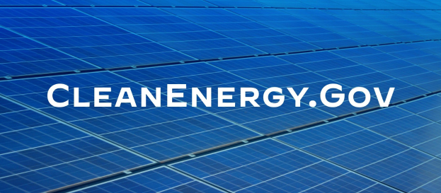 Blaues Solarpanel-Gitter mit wei├čer "Clean Energy Gov"-Aufschrift in der Mitte.