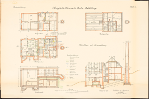 Altes Buch mit detaillierten Architekturplänen und Text, das eine Zeichnung des ursprünglichen Plans für die Königliche Hermwerk Berlin-Baklberg enthält.