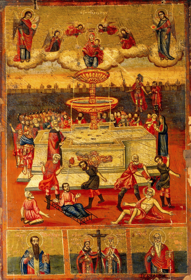 Ikonendarstellung der Taufe Christi mit einer Gruppe von Menschen in traditioneller Kleidung um einen zentralen Brunnen auf einem Tisch versammelt, umgeben von Grünpflanzen unter einem sichtbaren Himmel.