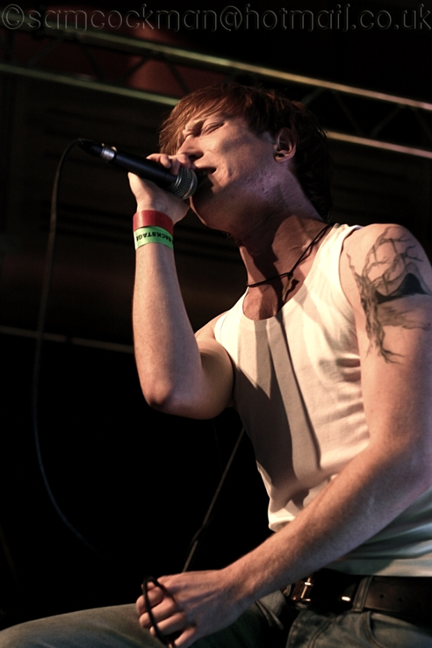 Ein Mann hält ein Mikrofon und singt ein Lied.