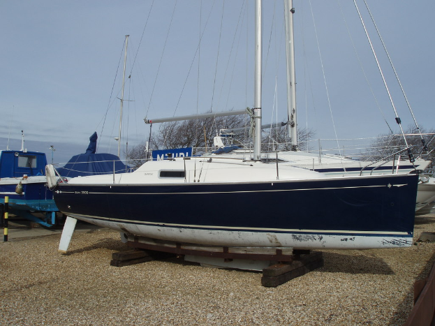 Ein Sandbagger-Segelboot ist in der Mitte des Bildes zu sehen.