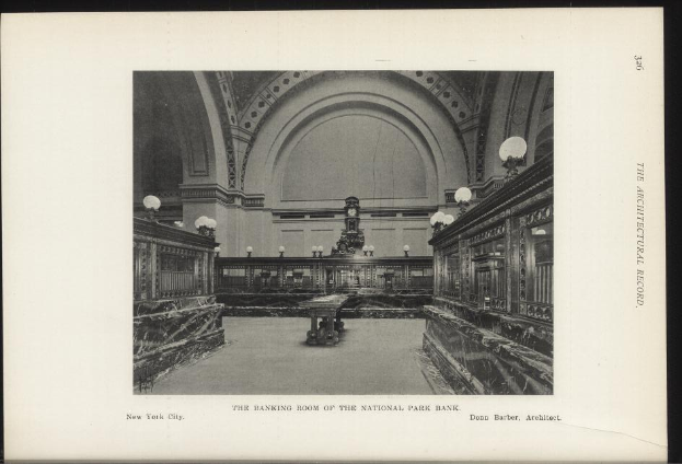 Schwarzes und weißes Foto des Bankraums der National Park Bank in New York City, das Tische, Lampen, eine Wanduhr und Text am unteren Rand zeigt.