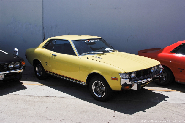 Eine Windschutzscheibe mit einer Aufschrift und einem Wasserzeichen, mit ein paar Autos im Hintergrund.