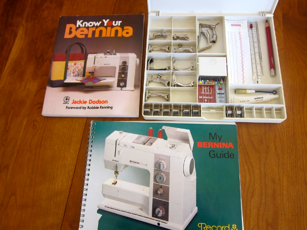 Zwei Bücher und eine Werkzeugkiste mit Werkzeugen auf einem Tisch.