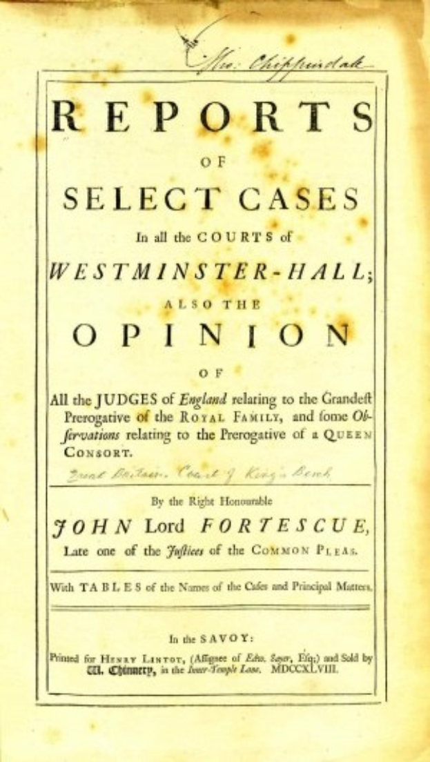 Titelbild eines alten Buches mit dem Titel 'Berichte über ausgewählte Fälle in den Westminster-Hallen, auch die Meinung von John Lord Fortescue' mit einer offenen Seite, die schwarzen Text zeigt.