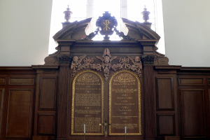 Museumsplakette mit Text und Skulpturen