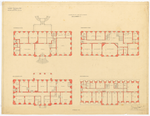Ein detaillierter Grundrissplan des Schlosses Schloss in Berlin, Deutschland, der verschiedene Räume, Flure und beschreibenden Text zum Layout zeigt.