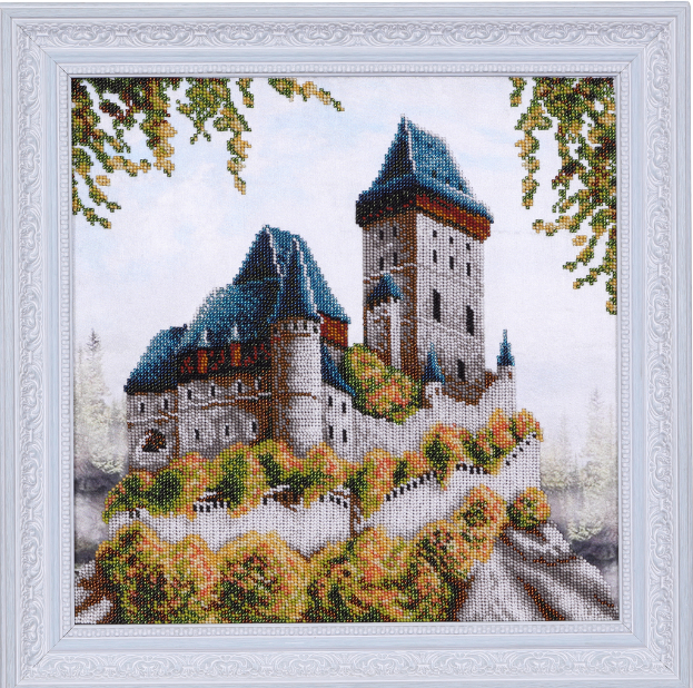 Ein hölzerner Hausrahmen steht auf einer Baustelle.