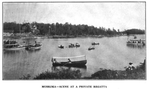 Ein Schwarz-Weiß-Bild einer privaten Regatta in Muskoka, Ontario, mit mehreren Booten auf dem Wasser, Menschen, Bäumen, Gebäuden und einem klaren Himmel im Hintergrund, mit Text am unteren Bildrand.