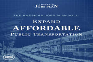 Plakat mit einem Zug auf einem Bahngleis mit mehreren Menschen in der Nähe und begleitendem Text "The American Jobs Plan Will Expand Affordable Public Transportation."