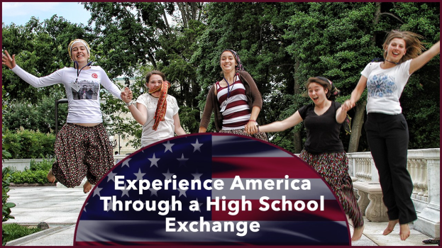 Gruppe von Frauen, die lachend in die Luft springen, umgeben von Grün unter einem klaren blauen Himmel, mit Text unten: "Erlebe Amerika durch einen High-School-Austausch."