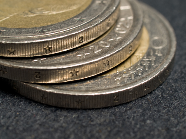 Metallmünzen verstreut auf einer Oberfläche.