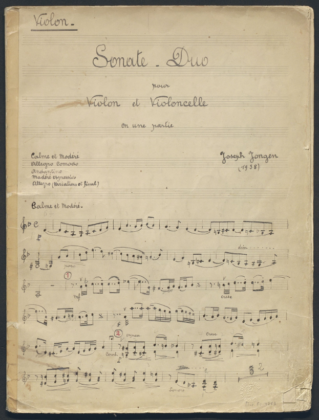 Schwarzer Hintergrund mit einem alten Notenblatt, das in der Mitte 'Sonate Duo' trägt.