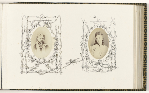 Ein aufgeschlagenes Buch mit zwei Bildern: eine Frau mit sanftem Gesichtsausdruck und ein Kind, das direkt in die Kamera schaut, beide mit kurzen dunklen Haaren und weißen Kleidern auf einem hellblauen Hintergrund.