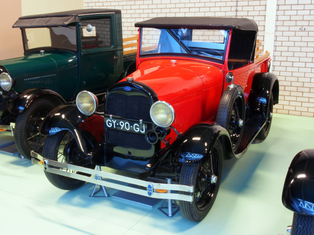 Eine Gruppe von Oldtimern in einem Museum ausgestellt.