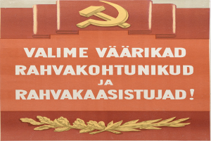 Ein sowjetisches Propagandaplakat mit Hammer und Sichel und Text, wahrscheinlich in Zusammenhang mit der Sowjetunion.