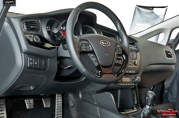 Innenansicht eines abgeschnittenen Autos mit einer Tafel, die Text anzeigt, sowie zusätzlichem Text oben und unten im Bild.