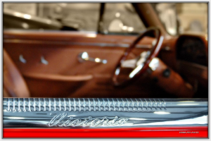 Ein Fahrzeug mit Text darauf.