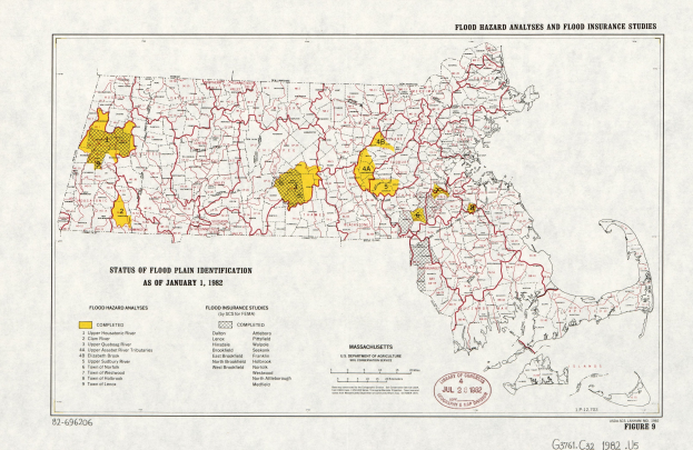 Ein Plakat mit einer Karte von Massachusetts, auf der gelbe und rote Punkte die Überschwemmungsrisikogebiete anzeigen, begleitet von Text mit zusätzlichen Informationen.