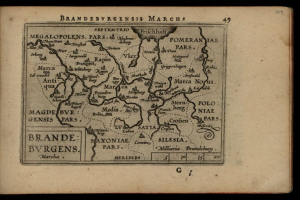 Ein altes Buch mit einem schwarzen Hintergrund, das eine detaillierte Karte der brandenburgischen Region Deutschlands zeigt, einschließlich geografischer Merkmale wie Flüsse, Berge und Städte, mit begleitendem Text.