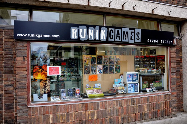 Eine Straße unten, Wände an den linken und rechten Ecken, ein Glasfenster mit verschiedenen Gegenständen und Text.