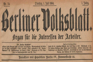 Gelbliches altes Zeitungsblatt "Berliner Volksblatt" von 1884 mit schwarzer Tinte auf altem Papier.