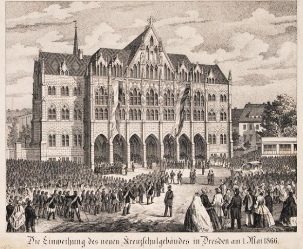 Eine große Menschenmenge steht vor einem Gebäude mit Fenstern, Bäumen und einem bewölkten Himmel, mit Text unten: "1866 - die Einweihung des neuen Kreuzschulgebäudes in Dresden."
