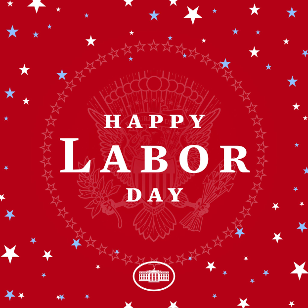 Ein Plakat mit "Happy Labor Day" in fetter weißer Schrift auf rotem Hintergrund, umgeben von Sternen verschiedener Größen und Farben.