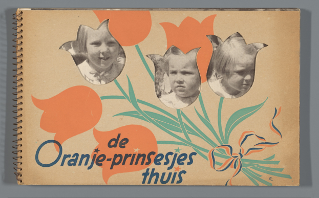 Ein Buch mit einem Cover, das drei strahlende Kinder unterschiedlichen Alters und Geschlechts zeigt, das auf einer flachen Oberfläche liegt und Text sichtbar ist.