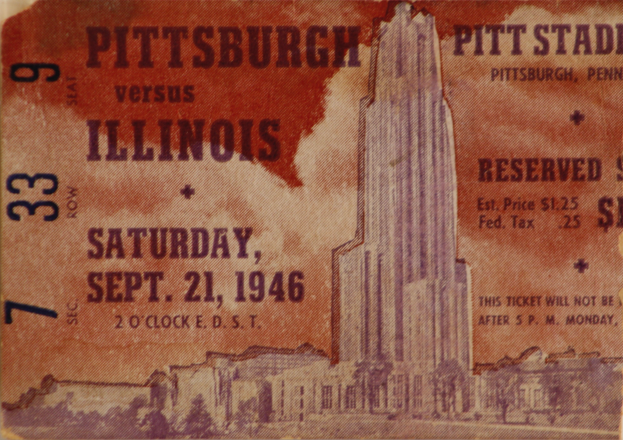 Ein altes Ticket für ein Pittsburgh vs. Illinois-Fußlballspiel im Jahr 1946, mit gedrucktem Text und Zahlen.