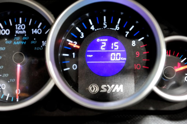 Ein Tachometer mit einer Nadel, die auf 50 Meilen pro Stunde zeigt.