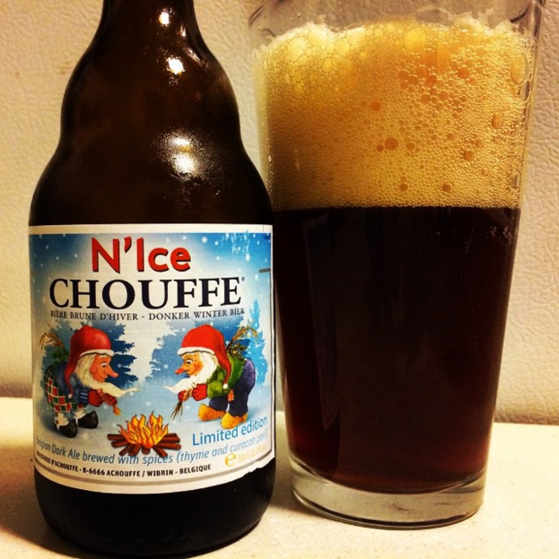 Eine Bierflasche und ein Glas mit Bier auf einer weißen Oberfläche.