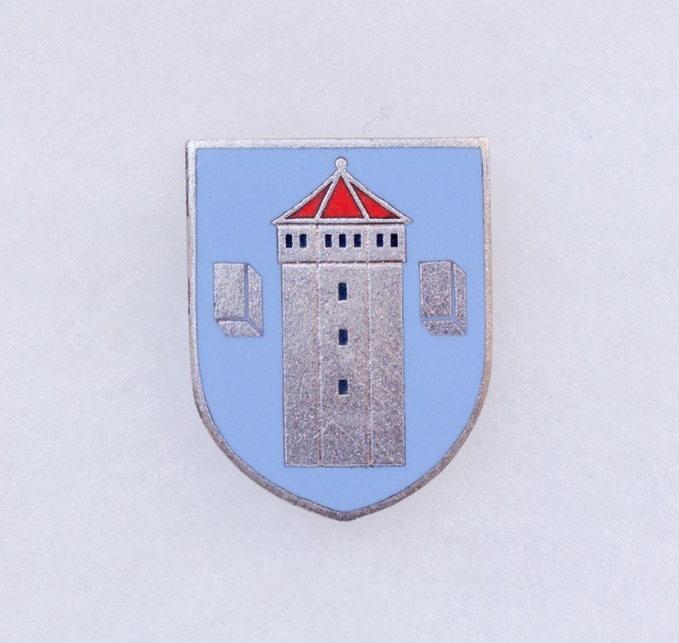 Blauer und weißer Emailleabzeichen mit dem Wappen von Stuttgart, mit einem zentralen Turmdesign, mittig auf einem weißen Hintergrund.
