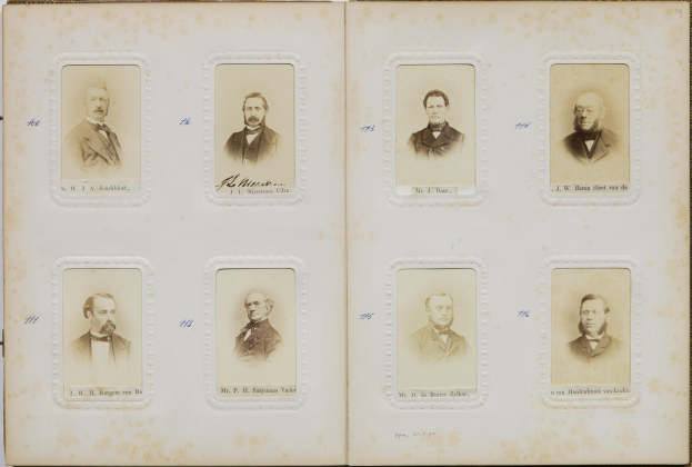 Offenes Buch, das ein Raster von Schwarz-Weiß-Fotografien von verschiedenen Individuen in Anzügen und Krawatten zeigt, jedes mit einem eindeutigen Gesichtsausdruck.