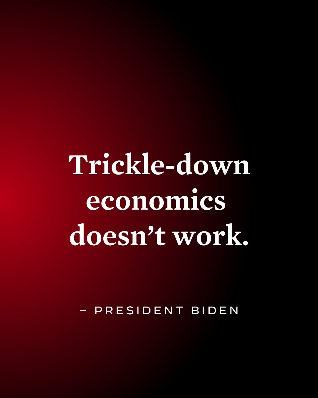 Plakat mit fetter schwarzer Schrift "Trickle-Down Economics Works Not" auf weißem Hintergrund, umrahmt von einem schmalen schwarzen Rand, begleitet von einem Zitat des Präsidenten Biden.