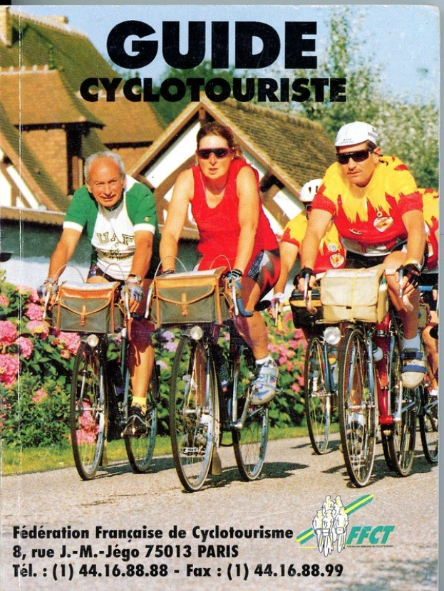 Gruppe von Menschen, die auf Fahrrädern eine Straße entlangfahren, die von Häusern, Bäumen und Blumen gesäumt ist, mit dem Text "Guide Cyclotouriste" unten.